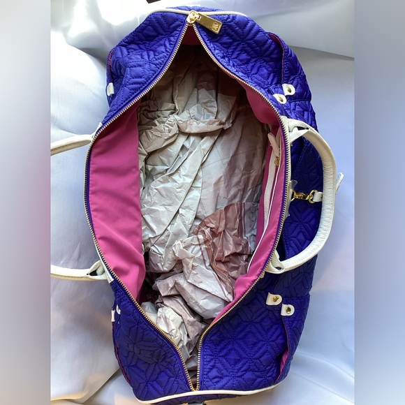 Adrienne Vittadini Diamond quilted travel bag - Picture 8 of 10